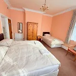 307 Queens Road Big Double Room With Attached Toilet And Shower