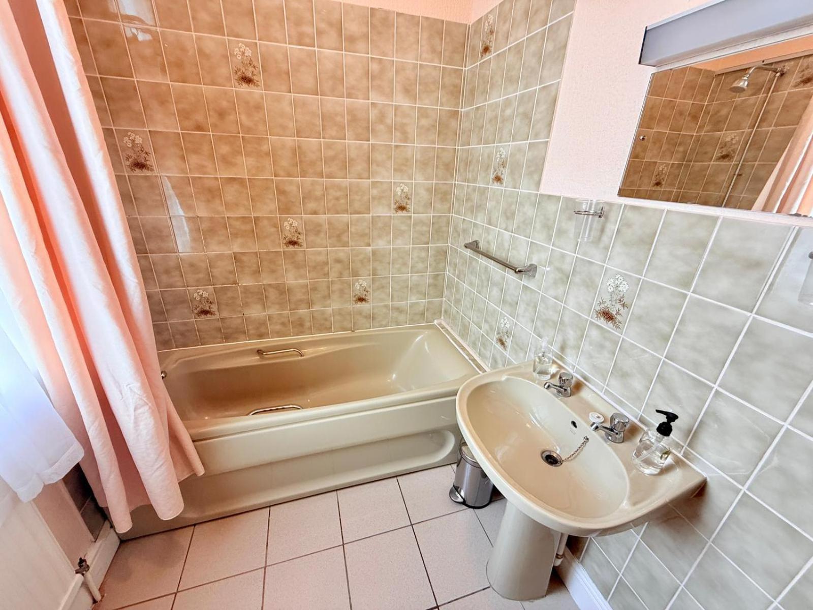 307 Queens Road Big Double With Attached Toilet And Shower Homestay Nottingham