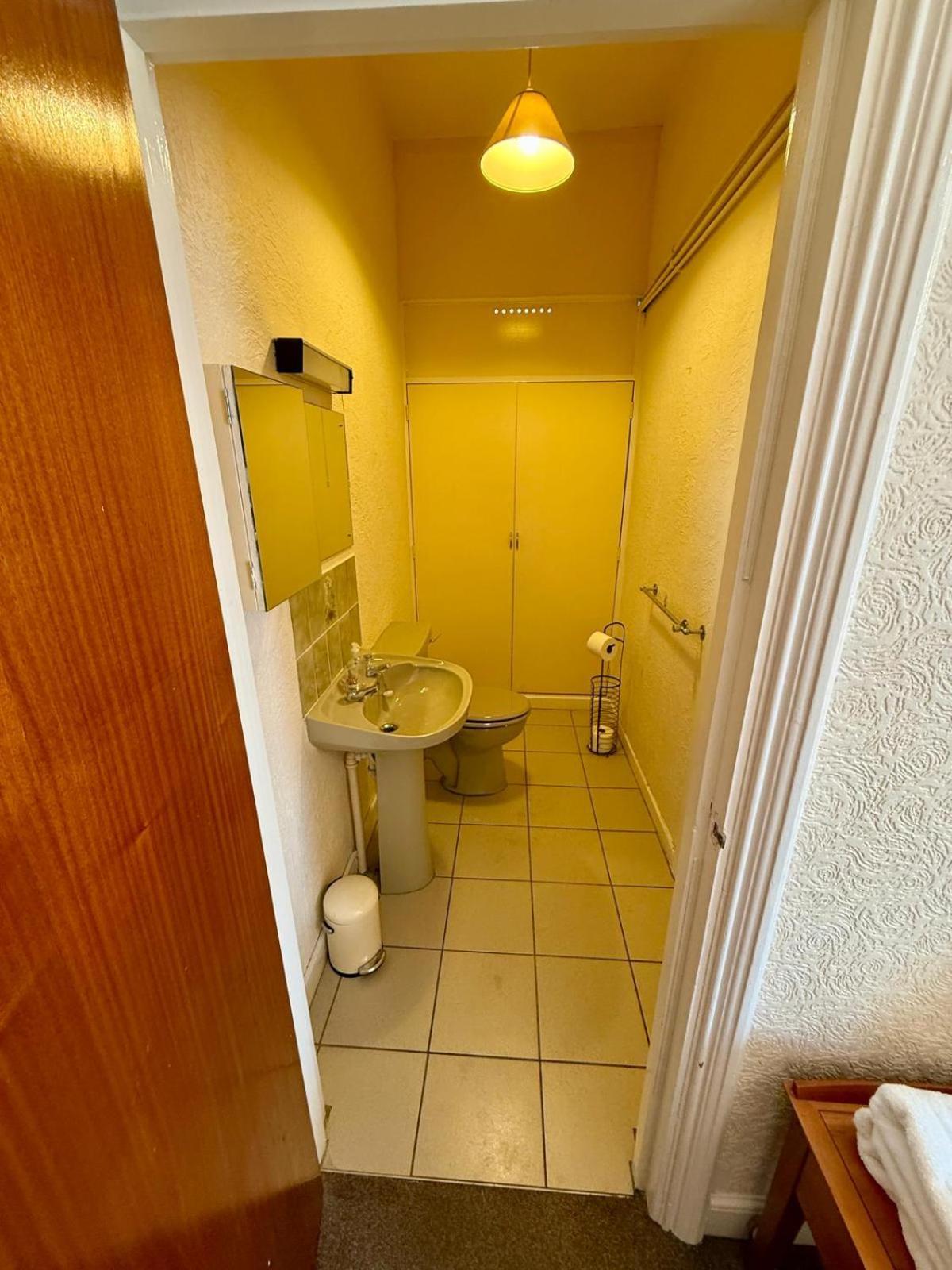 307 Queens Road Big Double With Attached Toilet And Shower Homestay Nottingham