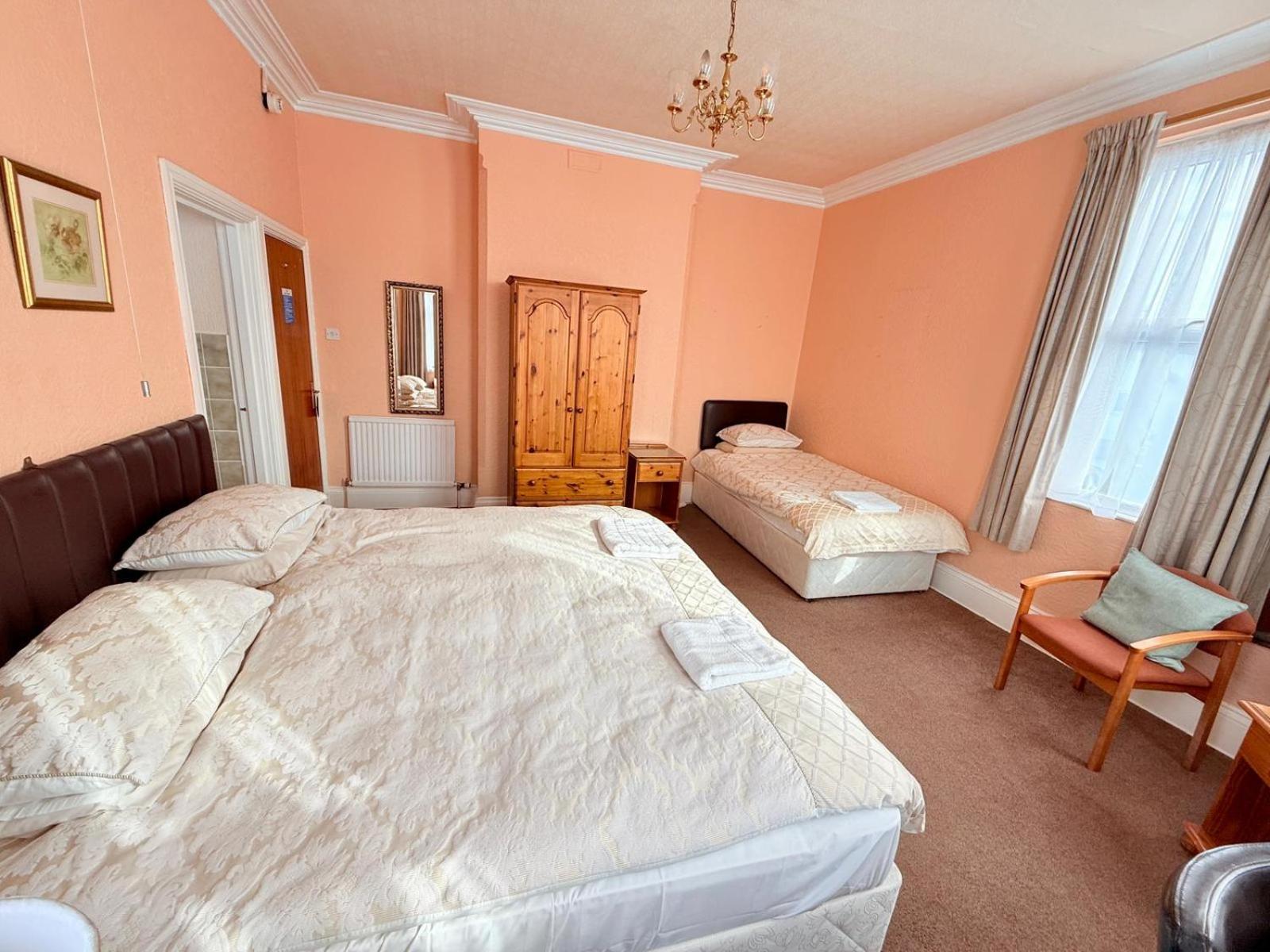 307 Queens Road Big Double With Attached Toilet And Shower
