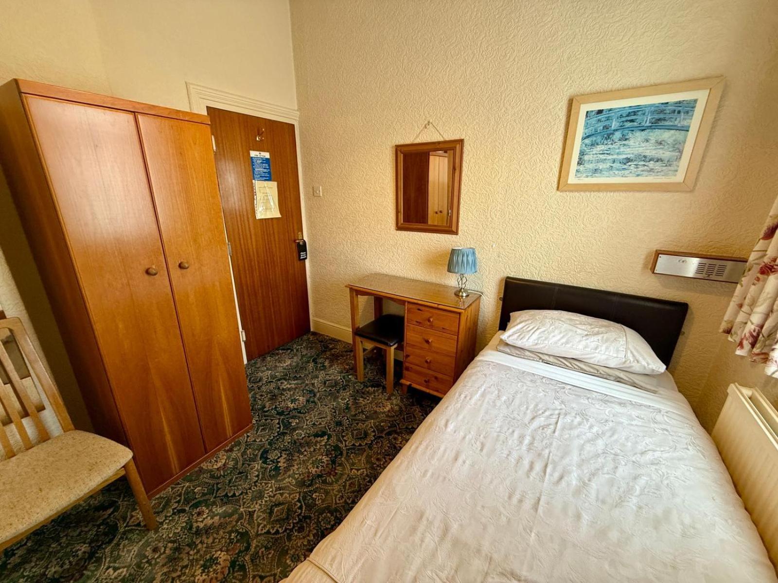 307 Queens Road Big Double With Attached Toilet And Shower *