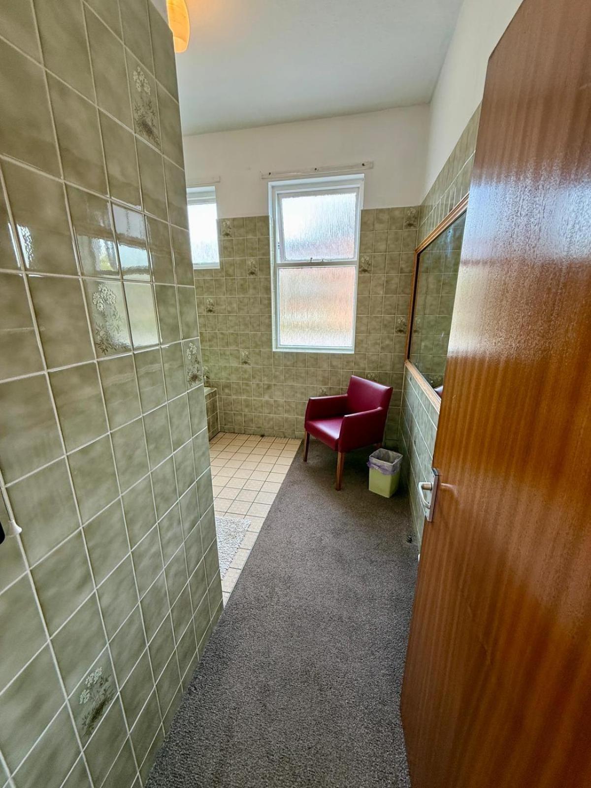307 Queens Road Big Double With Attached Toilet And Shower