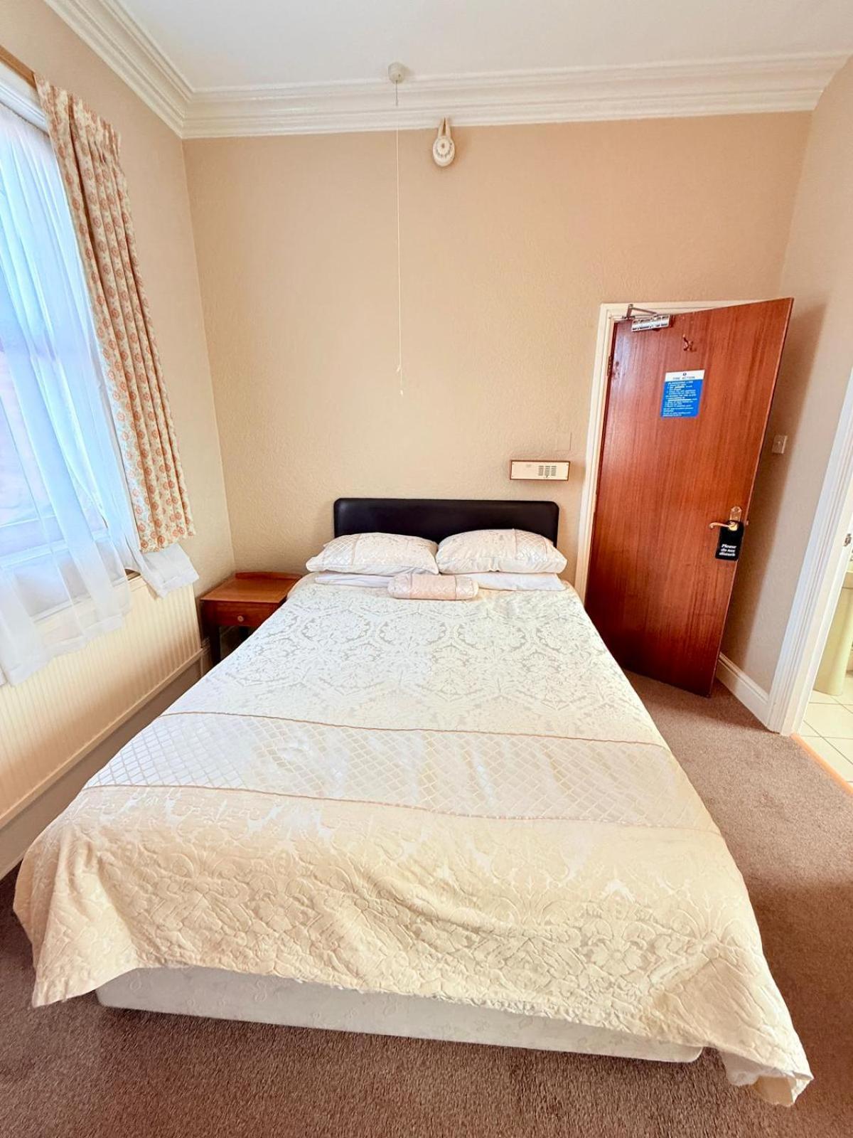 307 Queens Road Big Double With Attached Toilet And Shower Homestay