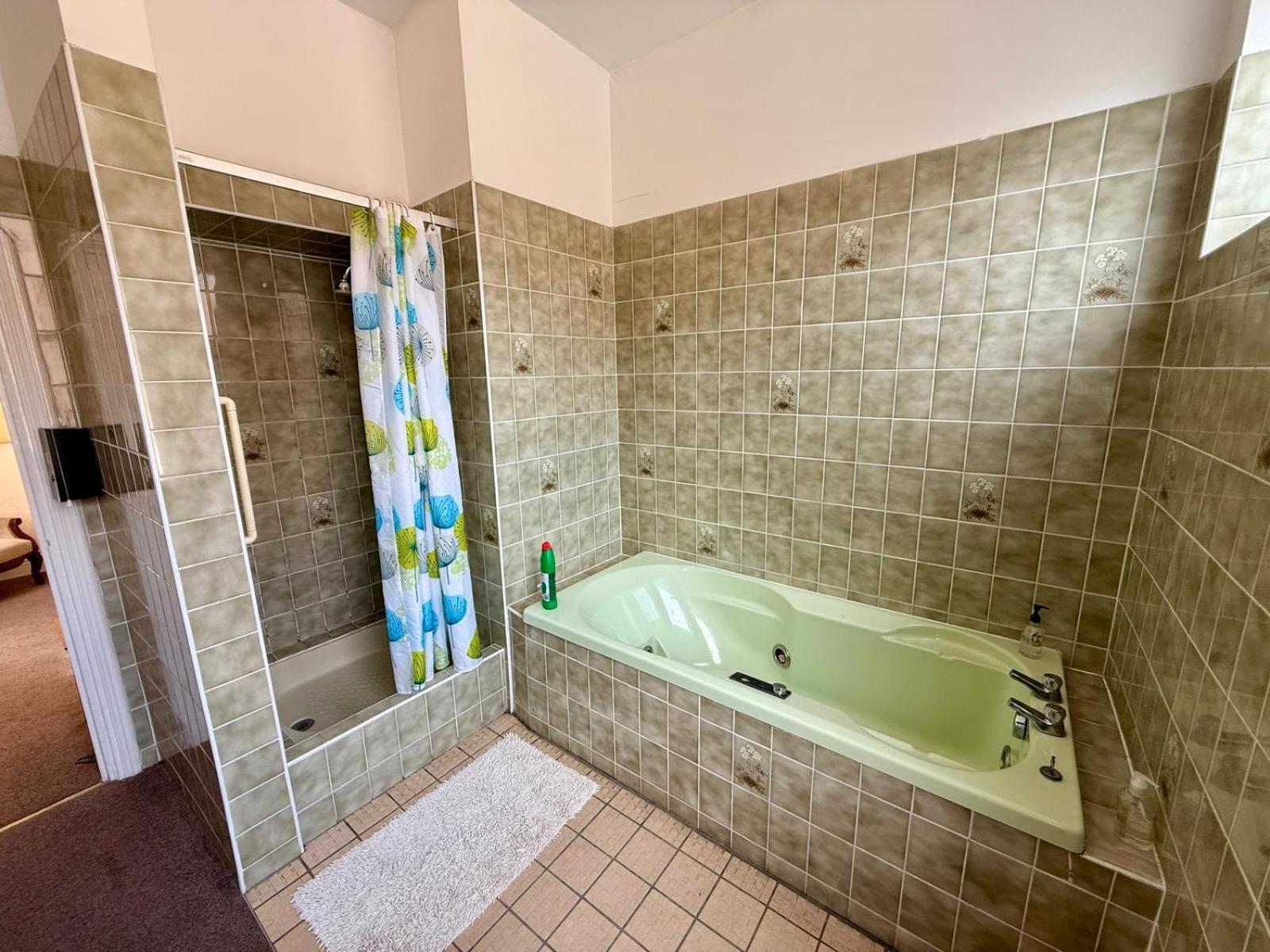 Homestay 307 Queens Road Big Double With Attached Toilet And Shower *