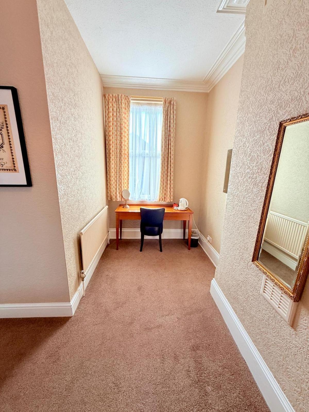 307 Queens Road Big Double With Attached Toilet And Shower * Nottingham