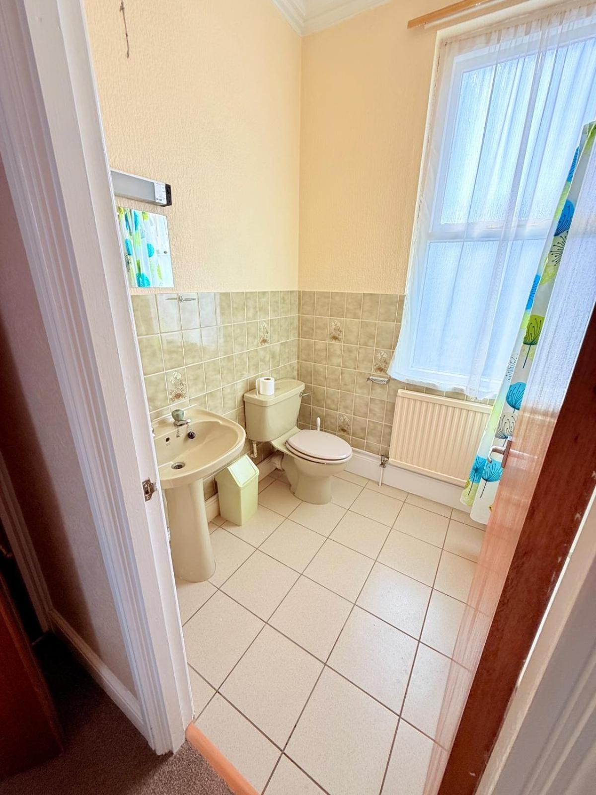 307 Queens Road Big Double With Attached Toilet And Shower Homestay Nottingham