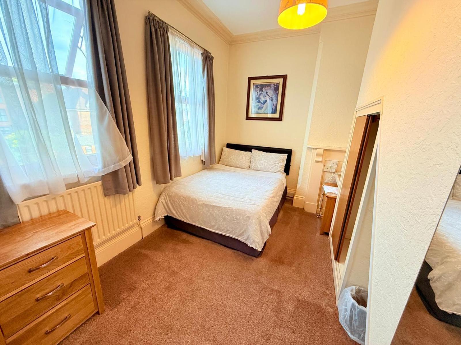 307 Queens Road Big Double With Attached Toilet And Shower * Nottingham