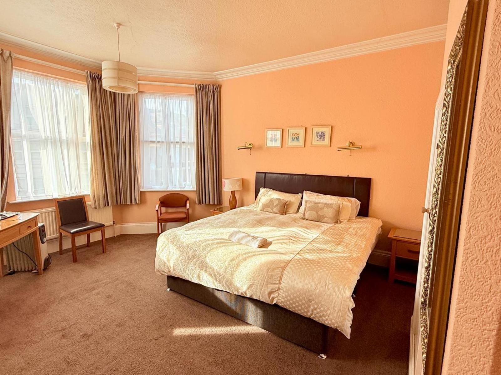 307 Queens Road Big Double With Attached Toilet And Shower Nottingham