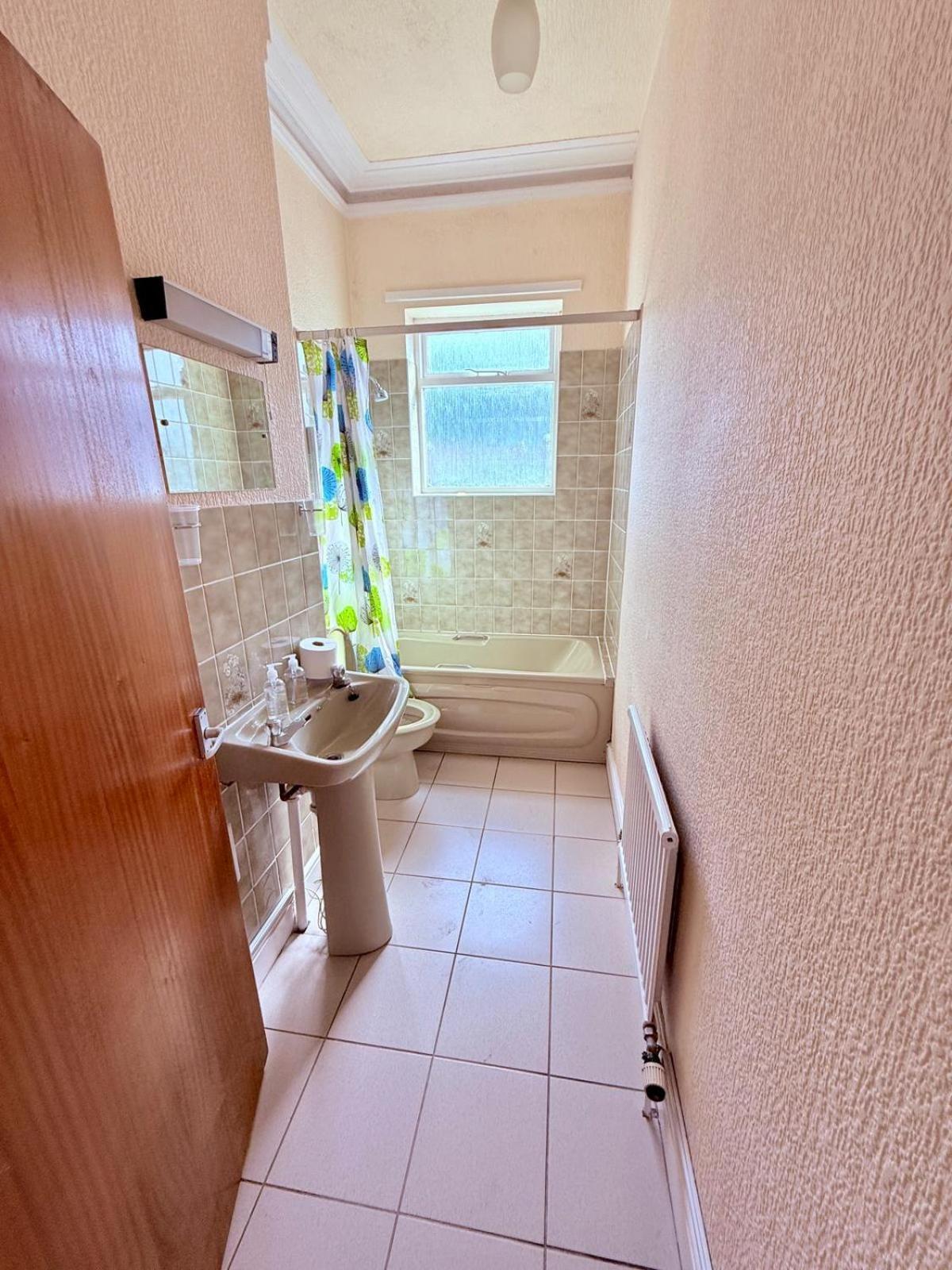 307 Queens Road Big Double With Attached Toilet And Shower Homestay
