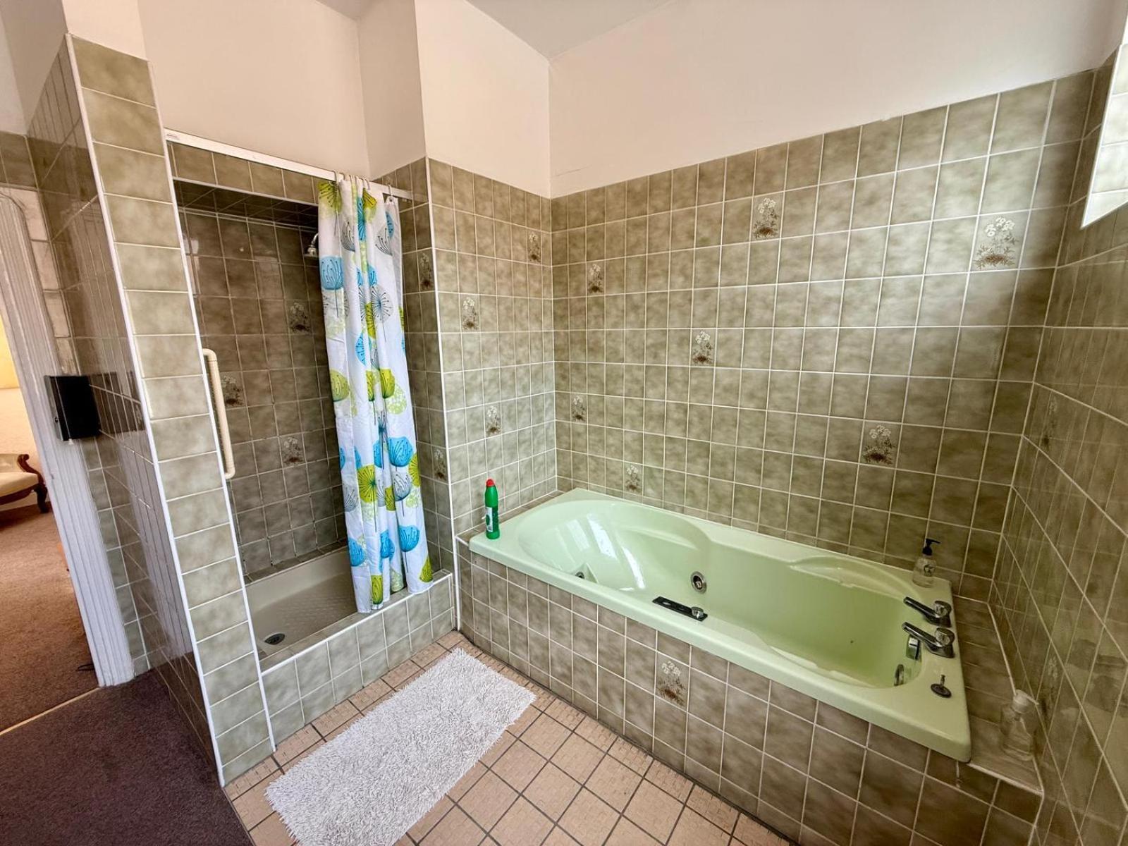 Homestay 307 Queens Road Big Double With Attached Toilet And Shower