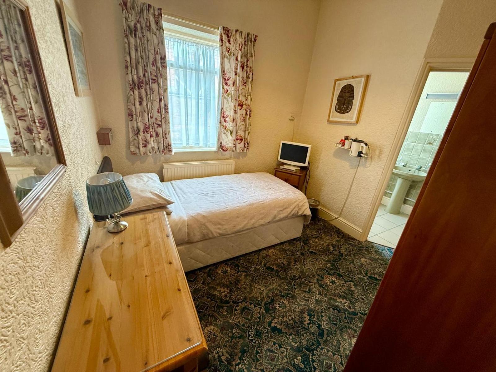 307 Queens Road Big Double With Attached Toilet And Shower * Nottingham