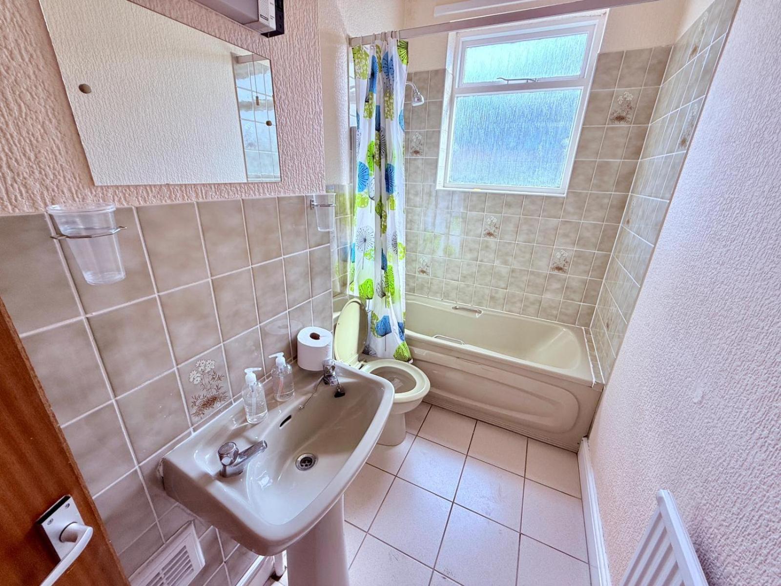 307 Queens Road Big Double With Attached Toilet And Shower Homestay Nottingham